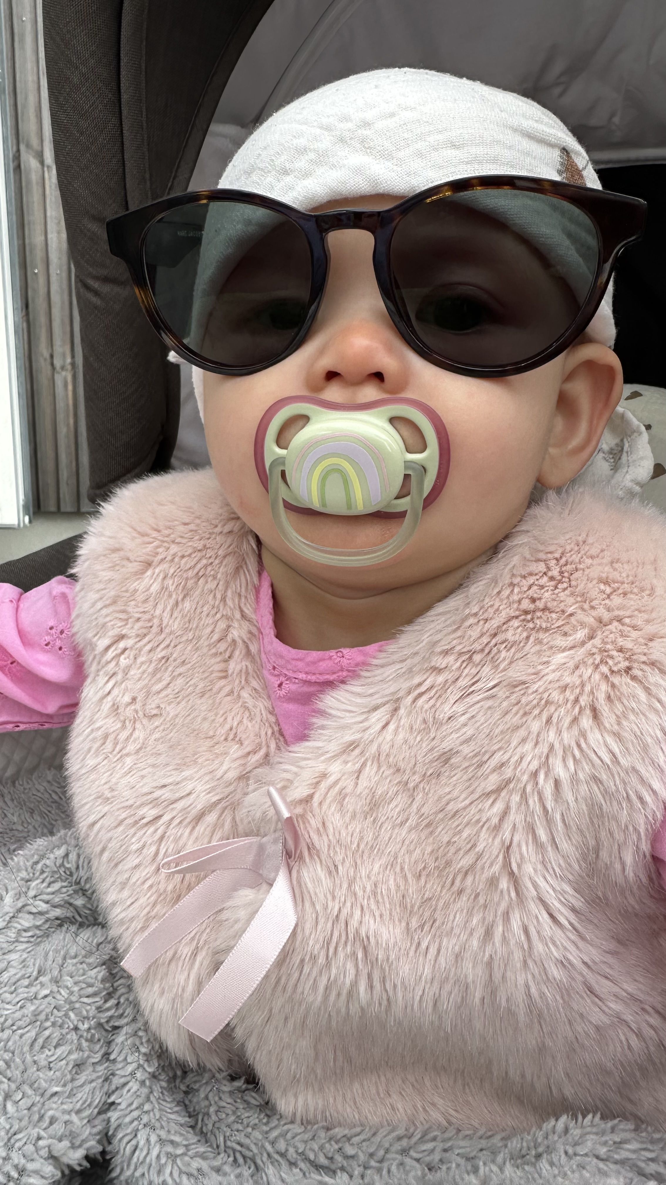 Emily har lånt Sandras solbriller 🕶️